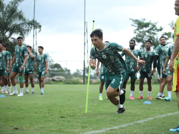 Gelandang PSS Sleman, Wahyudi Hamisi dalam sesi latihan. Foto diunggah Jumat (8/3/2024).