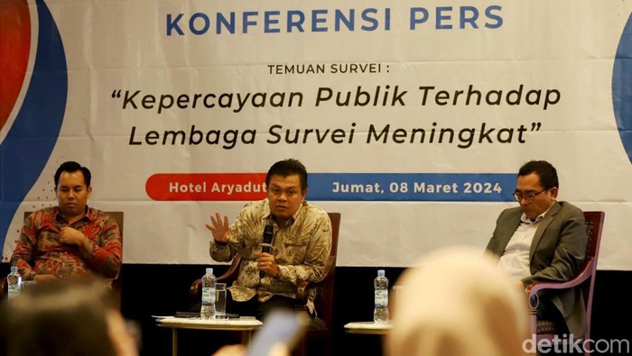 Publik Semakin Percaya Lembaga Survei Ketum Asosiasi Riset Opini Publik Indonesia (AROPI) Sunarto Ciptoharjono (tengah) bersama Direktur Indonesian Presidential Studies Nyarwi Ahmad (kanan) dan Fadli menyampaikan paparannya terkait temuan survei bertajuk
