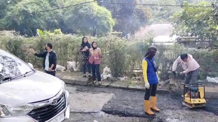 PUBMTR Sumsel tambal lubang jalan di Palembang.