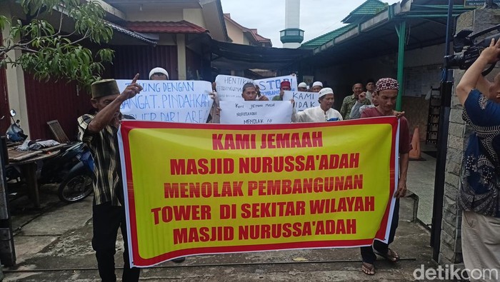 Puluhan jemaah Masjid Nurussaadah memprotes pembangunan tower