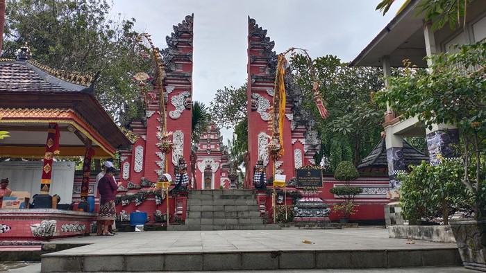 Pura Agung Sriwijaya persiapan jelang Kuningan dan Nyepi.