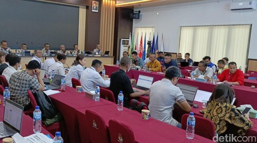 Rapat pleno rekapitulasi suara Pemilu 2024 KPU NTT di Kupang.
