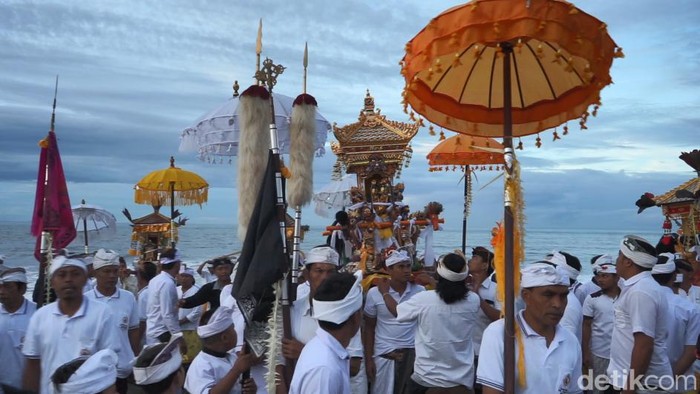 Ratusan warga mengikuti prosesi melasti di Pantai Watu Klotok, Desa Tojan, Klungkung, Bali, (Kamis (7/3/2024). Melasti dilaksanakan setiap tahun menjelang Hari Raya Nyepi. Tahun ini, Nyepi jatuh pada Senin (11/3/2024).