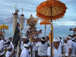 Ratusan warga mengikuti prosesi melasti di Pantai Watu Klotok, Desa Tojan, Klungkung, Bali, (Kamis (7/3/2024). Melasti dilaksanakan setiap tahun menjelang Hari Raya Nyepi. Tahun ini, Nyepi jatuh pada Senin (11/3/2024).