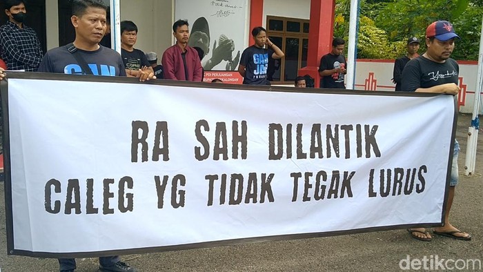 Relawan Ganjar-Mahfud datangi Kantor PDIP Pekalongan, Jumat (8/3/2024). Mereka meminta caleg yang perolehan suaranya tak linier dengan suara Ganjar-Mahfud agar tak dilantik.