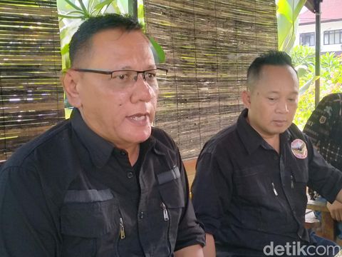 Relawan Ganjar-Mahfud datangi Kantor PDIP Pekalongan, Jumat (8/3/2024). Mereka meminta caleg yang perolehan suaranya tak linier dengan suara Ganjar-Mahfud agar tak dilantik.