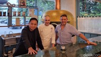 Restoran pizza ini diboyong oleh chef dan pendirinya, Luca Appino (paling kanan). Pada 2015 ia mendirikan restoran pizza ini di Ruamrudee, Bangkok. Foto: Massilia Cucina Italiana