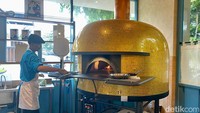 Proses pembuatan pizza menggunakan oven khusus yang diimpor dari Italia. Adonan pizza di sini juga istimewa karena bisa difermentasi hingga 72 jam sehingga lebih nyaman di perut. Foto: detikfood