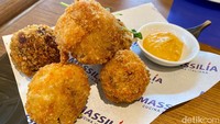 Mau yang gurih renyah? Kamu dapat mencoba Frittatina Cacciatora, kroket ayam yang padat dengan tambahan isian makaroni. Foto: detikfood