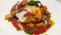 Tak ketinggalan Eggplant Parmigiana dari Italia selatan untuk dicoba sebagai antipasti. Olahan terung dengan keju dan saus tomat ini terasa lembut gurih dan agak asam. Foto: detikfood