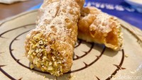 Sebagai penutup, Massilia Cucina Italiana punya cannoli yang manis renyah. Di kedua sisinya diberi taburan kacang dan choco chips. Foto: detikfood