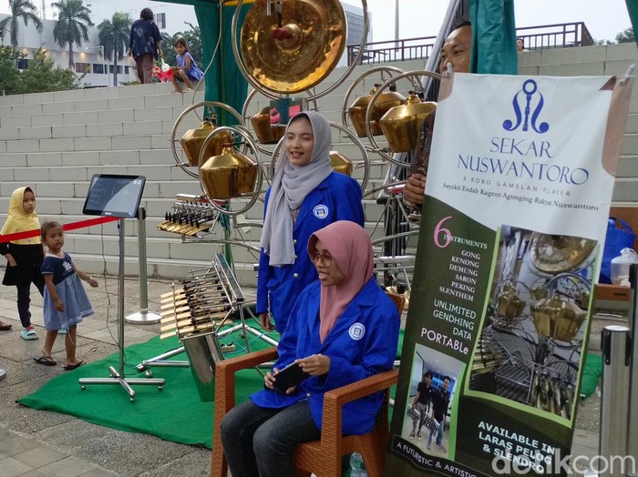 Robot becak dan robot gamelan karya mahasiswa Udinus Semarang di Pasar Dugderan Kota Semarang, Jumat (8/3/2024).