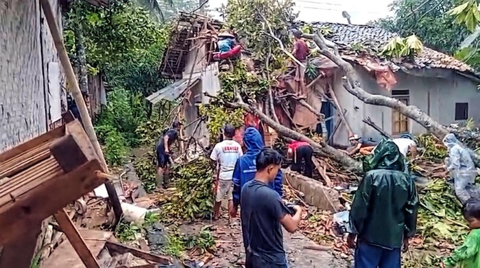 Rumah tertimpa pohon, 8 Orang Terluka