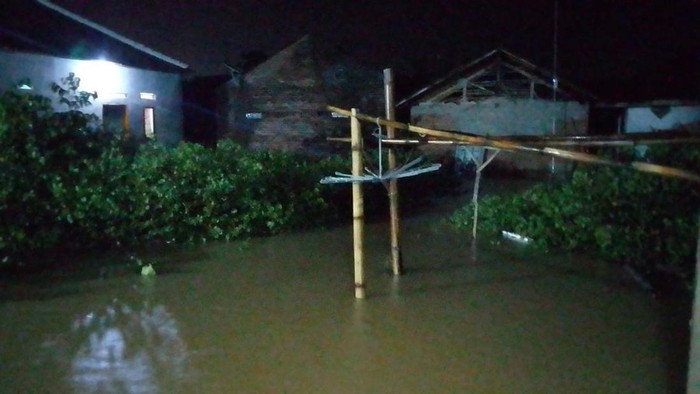 Rumah warga di Bayah Lebak, Banten, terendam banjir usai hujan deras.
