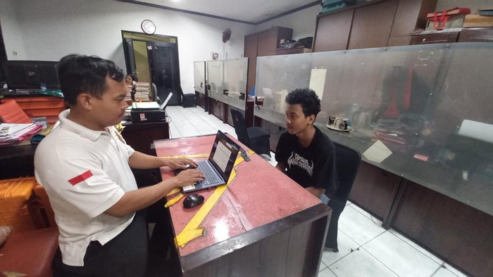 Satu pengunjung tersangka kasus penusukan di Kafe MB Kemang menyerahkan diri ke Polsek Mampang Prapatan.