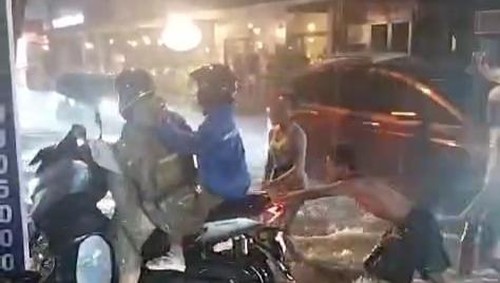 Sejumlah pengendara menuntun motor karena jalanan di Jimbaran, Kuta Selatan, Badung, Jumat (8/3/2024). (Tangkapan layar)