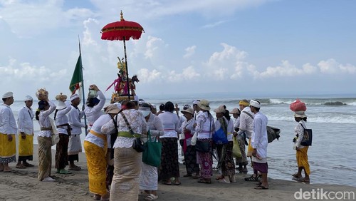 Selain Pantai Watu Klotok, prosesi melasti juga dilaksanakan di sejumlah pantai lainnya di Bali. Berikut adalah suasana melasti di Pantai Petitenget, Kuta Utara, Badung.