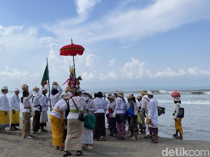 Selain Pantai Watu Klotok, prosesi melasti juga dilaksanakan di sejumlah pantai lainnya di Bali. Berikut adalah suasana melasti di Pantai Petitenget, Kuta Utara, Badung.