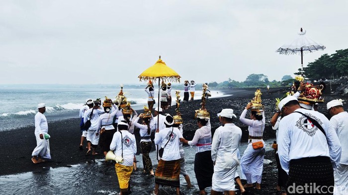 Selain warga Klungkung, Pantai Watu Klotok juga menjadi tempat melasti bagi warga desa adat dari Bangli dan Gianyar. Salah satu tokoh adat asal Bangli, Ida Bagus Surya, menjelaskan melasti merupakan prosesi pembersihan atau penyucian menjelang Nyepi. Ssemua benda yang disakralkan seperti barong, rangda, arca, dan benda sakral lainnya turut dibawa ke pantai saat melasti.