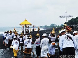 Selain warga Klungkung, Pantai Watu Klotok juga menjadi tempat melasti bagi warga desa adat dari Bangli dan Gianyar. Salah satu tokoh adat asal Bangli, Ida Bagus Surya, menjelaskan melasti merupakan prosesi pembersihan atau penyucian menjelang Nyepi. Semua benda yang disakralkan seperti barong, rangda, arca, dan benda sakral lainnya turut dibawa ke pantai saat melasti.