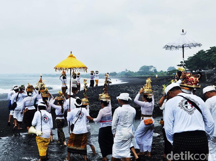 Selain warga Klungkung, Pantai Watu Klotok juga menjadi tempat melasti bagi warga desa adat dari Bangli dan Gianyar. Salah satu tokoh adat asal Bangli, Ida Bagus Surya, menjelaskan melasti merupakan prosesi pembersihan atau penyucian menjelang Nyepi. Ssemua benda yang disakralkan seperti barong, rangda, arca, dan benda sakral lainnya turut dibawa ke pantai saat melasti.