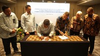 Arie Genipa Suhendi selaku Direktur Utama PT Kimia Farma Diagnostika (ketiga dari kiri) dan George Stylianou selaku Managing Director MSD Indonesia (ketiga dari kanan) dengan disaksikan oleh jajaran manajemen dari kedua belah pihak, saat penandatanganan perjanjian kerja sama untuk meningkatkan pemahaman masyarakat mengenai penyakit terkait human papillomavirus (HPV) pada Jumat (8/3) di Jakarta.