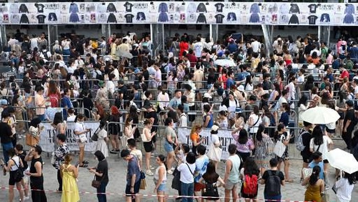 Fans of US singer Taylor Swift, also known as Swifties, line up to buy merchandise before the pop stars Eras Tour concert at the National Stadium in Singapore on March 7, 2024. (Photo by Roslan RAHMAN / AFP)