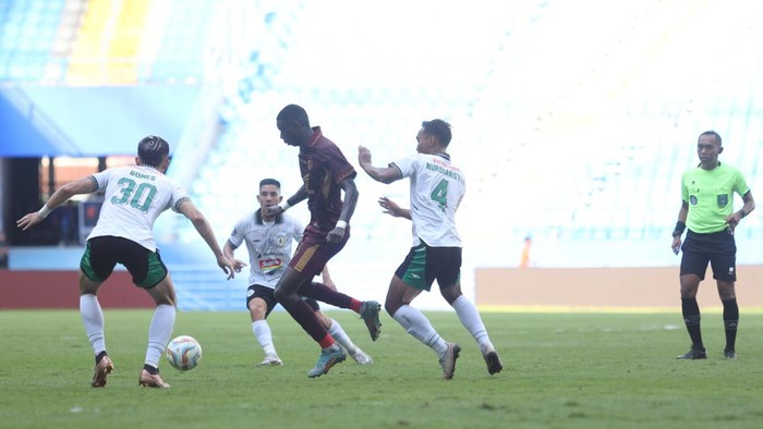 Striker PSM Makassar Adilson Silva dikepung pemain bertahan PSS Sleman dalam laga Liga 1 di Stadion Batakan.