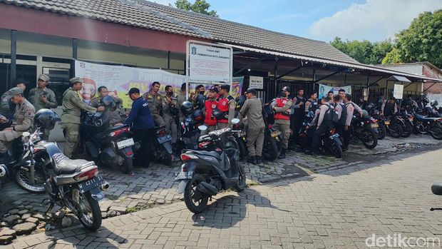 Suasana di Pasar Kutisari Selatan, Surabaya.