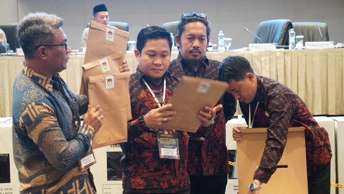 Suasana rapat pleno rekapitulasi suara untuk KPU Bantaeng tingkat provinsi di Hotel Claro, Makassar, Senin (4/3/2023).