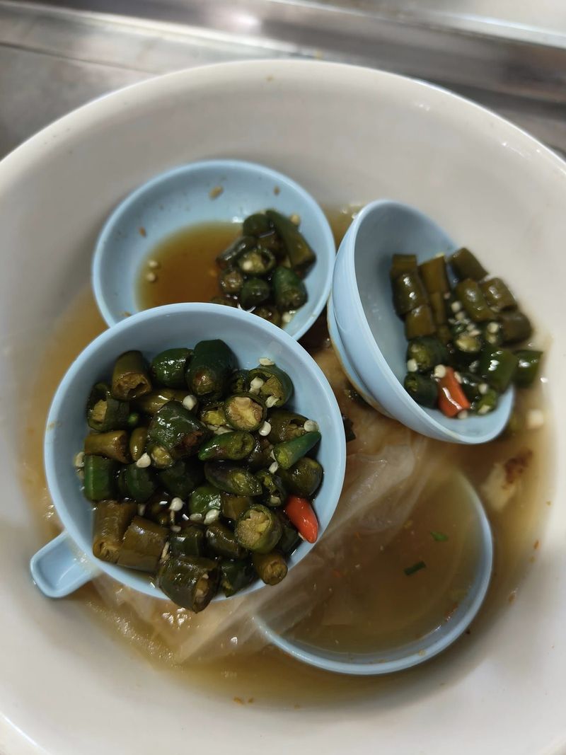 Tamak! Pengunjung Resto Ambil Acar Cabai Banyak tapi Tak Dihabiskan