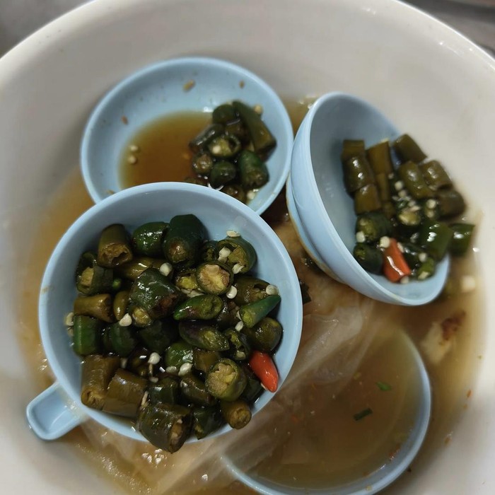 Tamak! Pengunjung Resto Ambil Acar Cabai Banyak tapi Tak Dihabiskan
