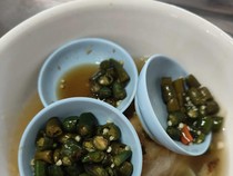 Tamak! Pengunjung Resto Ambil Acar Cabai Banyak tapi Tak Dihabiskan