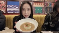 Begini pecel di Le Nusa yang harganya Rp 205 ribu. Tampilannya cantik karena sayuran dibungkus di bagian tengah, lalu di sekitarnya ada saus kacang. Foto: YouTube Adeline Margaret
