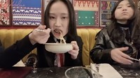 Menurut Adeline pecel ini enak dengan rasa bumbu kacang yang kuat. Ia memberikan bintang 4. Foto: YouTube Adeline Margaret