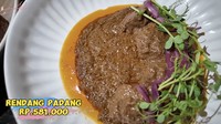 Seporsi rendang Padang di Le Nusa dibanderol sekitar Rp 581 ribu. Adeline mengatakan rendang ini enak. Berasa bumbu rendang beneran kayak di Indonesia, katanya. Foto: YouTube Adeline Margaret