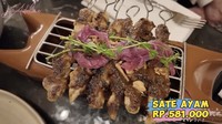 Tak kalah mahal, sate ayam di Le Nusa harganya sekitar Rp 581 ribu. Tampilannya cantik dengan bumbu kacang yang disajikan terpisah. Foto: YouTube Adeline Margaret