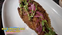 Ikan bakar Jimbaran ini harganya Rp 821 ribu. Tampilannya menggugah selera dengan balutan bumbu yang tebal. Ikannya enak, nggak amis, bumbunya berasa medok, ada asam dari tomatnya, kata Adeline. Ia memberi rate 4,5. Foto: YouTube Adeline Margaret
