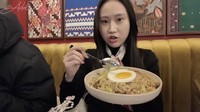 Nasi goreng Bali bebek betutu ini harganya sekitar Rp 444 ribu. Adeline mengatakan menu ini punya rasa cukup biasa. Foto: YouTube Adeline Margaret