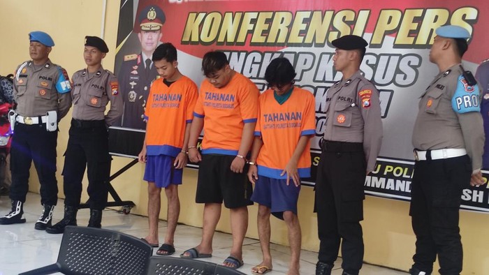 Tiga dari Lima pesilat di Sidoarjo saat dihadirkan dalam jumpa pers