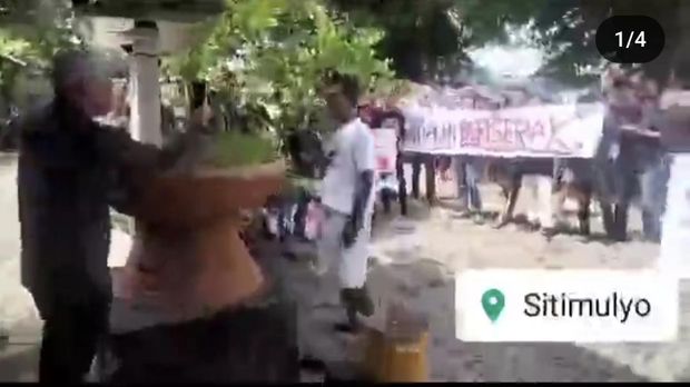 Warga Sitimulyo Piyungan berunjuk rasa menolak pembangunan TPST milik Pemkot Jogja di wilayahnya. Foto diunggah Jumat (8/3/2024).