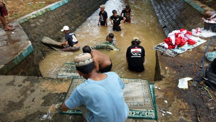 Warga menjemur karpet Musala di Bendungan Kramat, Kabupaten Batang, Jawa Tengah, Jumat (8/3/2024). Menyambut datangnya Bulan Suci Ramadhan, sejumlah warga dari pengurus masjid atau musala melakukan tradisi cuci karpet yang digunakan untuk ibadah sholat dengan memanfaatkan aliran sungai yang mengalir. ANTARA FOTO/Harviyan Perdana Putra/foc.