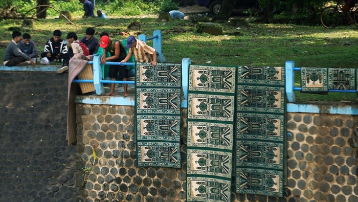 Warga menjemur karpet Musala di Bendungan Kramat, Kabupaten Batang, Jawa Tengah, Jumat (8/3/2024). Menyambut datangnya Bulan Suci Ramadhan, sejumlah warga dari pengurus masjid atau musala melakukan tradisi cuci karpet yang digunakan untuk ibadah sholat dengan memanfaatkan aliran sungai yang mengalir. ANTARA FOTO/Harviyan Perdana Putra/foc.