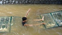Sejumlah warga mencuci karpet Musala di Bendungan Kramat, Kabupaten Batang, Jawa Tengah, Jumat (8/3/2024).