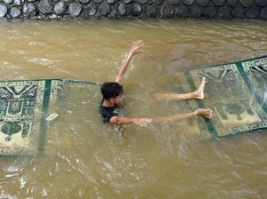Tradisi Cuci Karpet Musala Jelang Ramadan di Batang