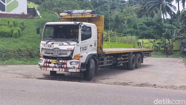 Truk mogok yang diderek di Bogor