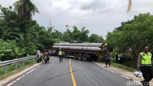 Truk tronton mogok palang jalan di Jalan Denpasar-Gilimanuk, di Kecamatan Pekutatan, Jembrana.