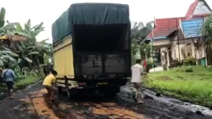 Tumpahan batu bara di Jalan Lintas Muaro Bulian-Tempino, Jambi.