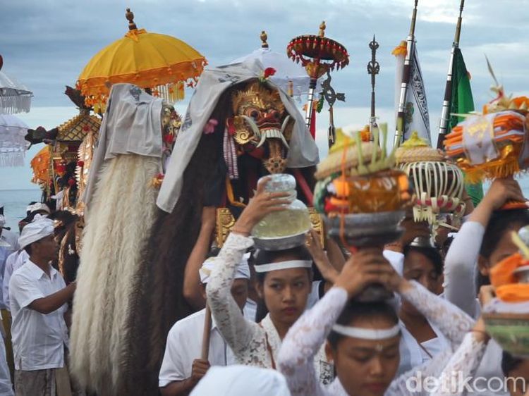 Intip Prosesi Melasti Menjelang Nyepi di Bali