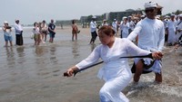 Seluruh umat Hindu di Bali melaksanakan upacara melasti yang merupakan ritual penyucian diri dan alam untuk menyambut Hari Raya Nyepi.